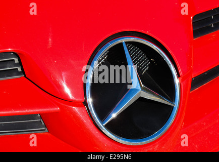 Mercedes Benz logo sur l'avant de voiture rouge Banque D'Images