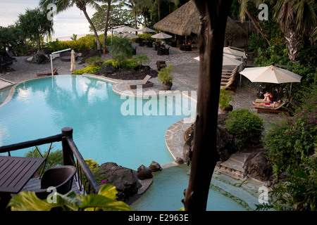 Aitutaki. L'île de Cook. Polynésie française. Océan Pacifique Sud. Hôtel de luxe. Une piscine au bord de mer à l'Hôtel Pacific Resort Aitutaki. Banque D'Images