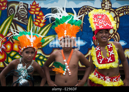 L'île de Rarotonga. L'île de Cook. Polynésie française. Un groupe d'enfants habillés comme des danseurs de l'Île Cook autour du Punanga Nui Marke Banque D'Images