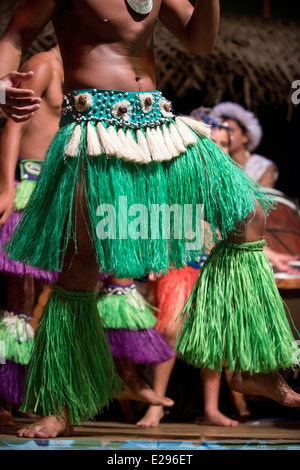 L'île de Rarotonga. L'île de Cook. Polynésie française. Océan Pacifique Sud. Un homme danse déménagement ses hanches dans l'une des danses traditionnelles de Banque D'Images