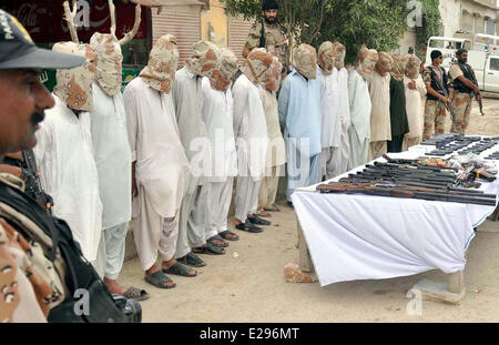 Voir les Rangers armes et munitions saisies lors d'une opération contre des suspects dans la colonie, Kanwari à Karachi le mardi, Juin 17, 2014. Karachi, une ville de plus de 18 millions de personnes et pays du pôle financier a connu un pic de l'origine ethnique, sectaires et politiques liées à la violence au cours des derniers mois qui a fait des centaines de morts. Banque D'Images