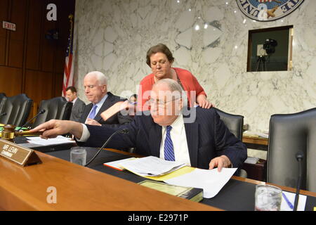 Washington, DC, USA. 17 Juin, 2013. Le sénateur Carl Levin, D-MI, préside une audience sur les conflits d'intérêts et d'une connexion haut débit à négociation en bourse par un sous-comité du Sénat la sécurité intérieure et les affaires gouvernementales Comité présidé par Levin. © Jay Egelsbach/ZUMAPRESS.com/Alamy Live News Banque D'Images