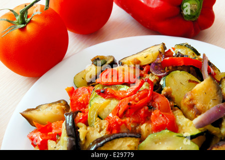 Assiette de ratatouille de légumes chaud Banque D'Images