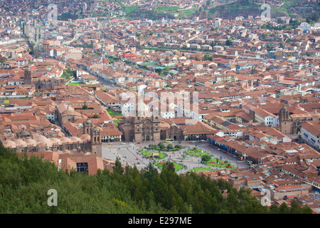 Une jolie scène de rue au-dessus de la Plaza de Armas de Cusco, Pérou, l'ancien siège de l'Empire Inca dans les Andes. Banque D'Images