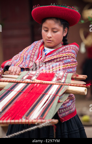 L'ensouple démontrant les techniques de tissage traditionnel dans la communauté Chinchero, Vallée Sacrée, le Pérou. Banque D'Images