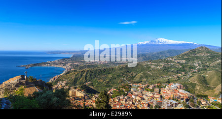 Vue sur l'Etna couvert de neige, ville de Taormina et le littoral Banque D'Images