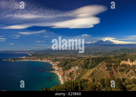 Vue sur l'Etna couvert de neige et le littoral autour de Taormina Banque D'Images