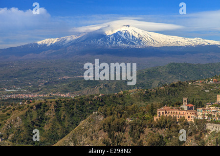 Vue sur l'Etna couvert de neige de Taormina Banque D'Images