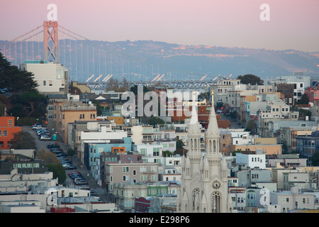 Avis de Russian Hill, Telegraph Hill, et le Bay Bridge au coucher du soleil. Banque D'Images