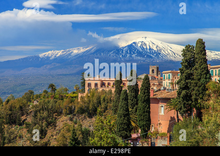 Vue sur l'Etna couvert de neige de Taormina Banque D'Images