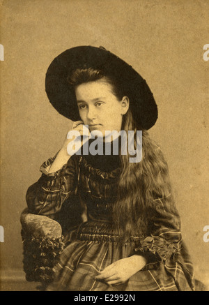 Circa 1880 photographie ancienne, portrait d'une femme âgés de 20 à 25, à l'époque victorienne et fashion hat, Gloucester, Massachusetts, USA. Banque D'Images