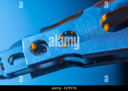 Macro photo de l'article de lecture-écriture du disque dur au repos de bras sur disque. Banque D'Images