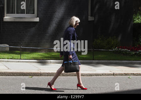 Westminster London, UK. 17 juin 2014. Ministre de l'intérieur Theresa peut MP quitte Downing Street après la réunion hebdomadaire du cabinet Crédit : amer ghazzal/Alamy Live News Banque D'Images