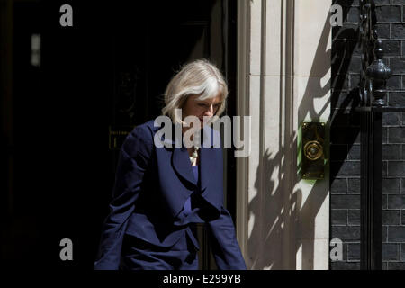 Westminster London, UK. 17 juin 2014. Ministre de l'intérieur Theresa peut MP quitte Downing Street après la réunion hebdomadaire du cabinet Crédit : amer ghazzal/Alamy Live News Banque D'Images