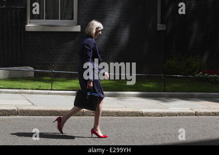 Westminster London, UK. 17 juin 2014. Ministre de l'intérieur Theresa peut MP quitte Downing Street après la réunion hebdomadaire du cabinet Crédit : amer ghazzal/Alamy Live News Banque D'Images