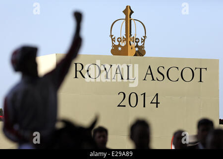 Ascot, Berkshire, Royaume-Uni. 17 Juin, 2014. La silhouette du jockey en face de l'écu Royal Ascot 2014. L''hippodrome d''Ascot. (Jockey, Silhouette, Schattenriss, Umriss, Schild, Royal Ascot 2014, Fonction, Symbole, Symbolik, symbolisch, Symbolfoto, zyx14, Galopp, Galopprennsport, Pferderennsport) 526D170614ROYALASCOT.JPG (c) Frank Sorge Crédit : Caro /Alamy Live News Banque D'Images