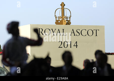 Ascot, Berkshire, Royaume-Uni. 17 Juin, 2014. La silhouette du jockey en face de l'écu Royal Ascot 2014. L''hippodrome d''Ascot. (Jockey, Silhouette, Schattenriss, Umriss, Schild, Royal Ascot 2014, Fonction, Symbole, Symbolik, symbolisch, Symbolfoto Galopprennsport Galopp,,,) 527D170614Pferderennsport ROYALASCOT.JPG (c) Frank Sorge Crédit : Caro /Alamy Live News Banque D'Images