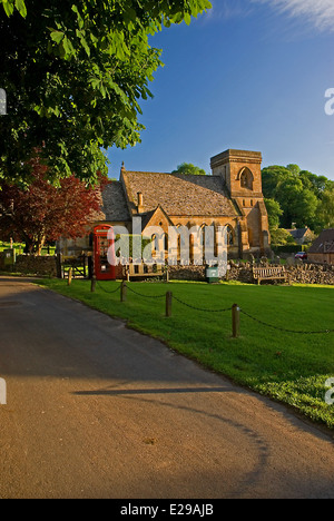 Snowshill village dans le Nord de la région des Cotswolds est un pittoresque village anglais typique avec la petite église en son centre. Banque D'Images