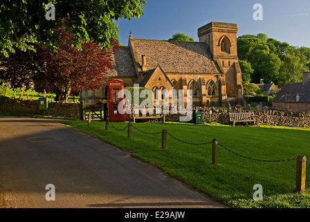 Snowshill village dans le Nord de la région des Cotswolds est un pittoresque village anglais typique avec la petite église en son centre. Banque D'Images