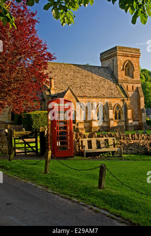 Snowshill village dans le Nord de la région des Cotswolds est un pittoresque village anglais typique avec la petite église en son centre. Banque D'Images