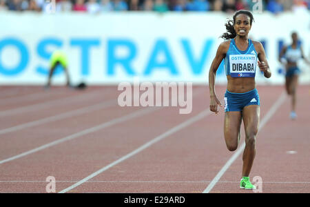 Ostrava, République tchèque. 17 Juin, 2014. De Genzebe Dibaba Genzebe Dibaba à partir de l'Éthiopie est en concurrence pour gagner la course de 2000m femmes lors de la réunion d'athlétisme Golden Spike, à Ostrava, en République tchèque, le mardi 17 juin 2014. Photo : CTK Jaroslav Ozana/Photo/Alamy Live News Banque D'Images