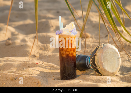 Cocktail Coke toujours la vie sur une plage ensoleillée Banque D'Images