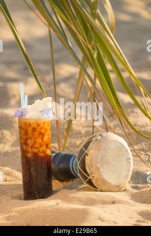 Un cocktail servi sur une plage ensoleillée Banque D'Images