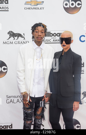 Le rappeur Wiz Khalifa (L) et le modèle Rose Ambre assister aux Billboard Music Awards 2014 à Las Vegas Banque D'Images