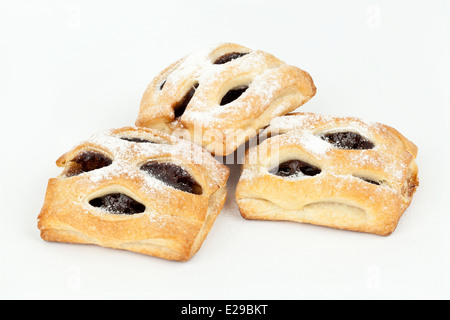 La pâte feuilletée avec du chocolat et framboise isolated on white Banque D'Images