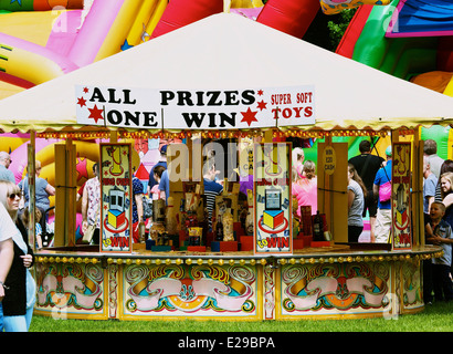 Lancer un anneau sur un prix à gagner. Les familles bénéficiant d'journée en Autokarna Wollaton Hall 2014 Angleterre Nottingham East Midlands Banque D'Images