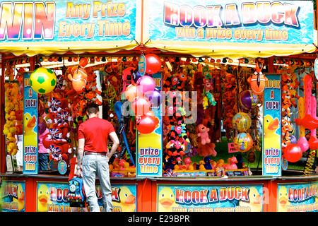 Vibrant vif un canard crochet colorés fairground décroche à Autokarna 2014 Wollaton Park Nottingham East Midlands angleterre Europe Banque D'Images