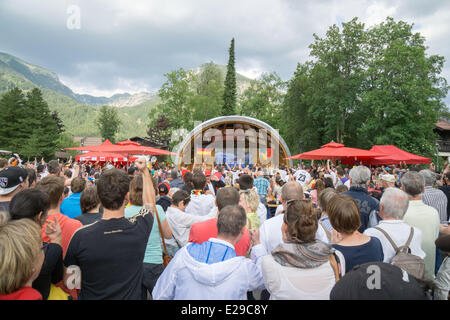 OBERSTDORF ALLEMAGNE 16 Juin : les spectateurs de la Coupe du Monde de Football 2014 au Brésil pour célébrer le match entre l'Allemagne et le Portugal à la célèbre station de sports d'hiver Oberstdorf avec ses pittoresques montagnes en arrière-plan : Crédit mezzotinte alamy/Alamy Live News Banque D'Images