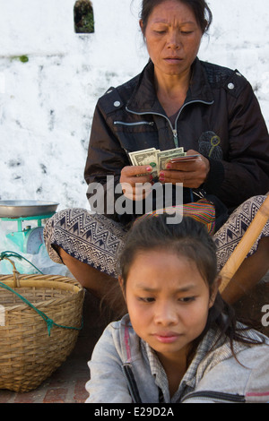 Mère et fille à un étal de | vieille ville de Luang Prabang, situé dans le nord du Laos, Site du patrimoine mondial de l'UNESCO. Banque D'Images