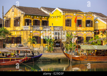 Bateau sur la rivière Hoai, ancienne ville d'Hoi An, Da nang, Vietnam Banque D'Images