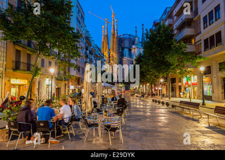 Café en plein air de nuit dans Avinguda de Gaudi avec la Sagrada Familia derrière, Barcelone, Catalogne, Espagne Banque D'Images