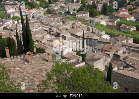 Donnant sur le pittoresque brouillées toits de la vieille ville historique ville de Crest, d'un point de vue sur les murs du château. La Drôme, France. Banque D'Images