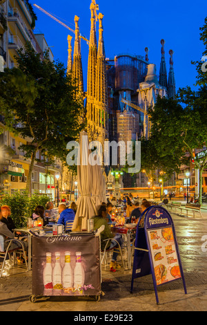 Café en plein air de nuit dans Avinguda de Gaudi avec la Sagrada Familia derrière, Barcelone, Catalogne, Espagne Banque D'Images