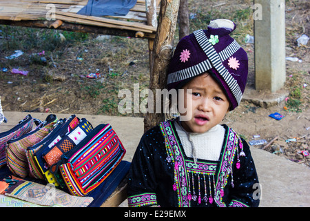 Fille d'ajo en costume traditionnel dans la vieille ville de Luang Prabang, situé dans le nord du Laos, Site du patrimoine mondial de l'UNESCO. Banque D'Images