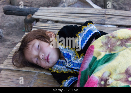 Sleeping village girl dans l'ancienne ville de Luang Prabang, situé dans le nord du Laos, Site du patrimoine mondial de l'UNESCO. Banque D'Images