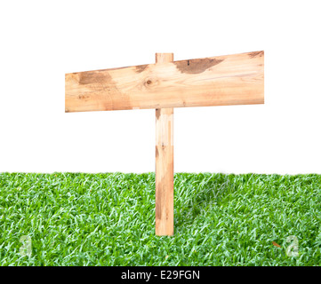Panneau en bois avec de l'herbe verte isolée sur fond blanc Banque D'Images