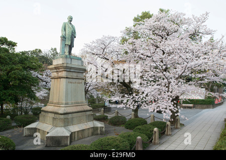 Staue Bronze à Chiyoda-ku Kudan Slope Park et Cherry Blossoms, Chiyoda, Tokyo, Japon Banque D'Images