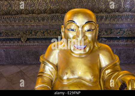 Wat Pho, ou le Temple du Bouddha couché, est le plus ancien et le plus grand temple bouddhiste de Bangkok. Banque D'Images