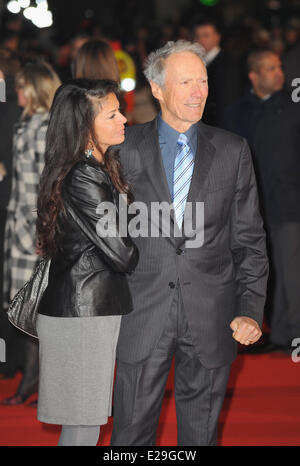 London, UK, UK. Jan 31, 2010. Clint Eastwood assiste à la première du film britannique 'Invictus' à Odéon West End. © Ferdaus Shamim/ZUMA/ZUMAPRESS.com/Alamy fil Live News Banque D'Images