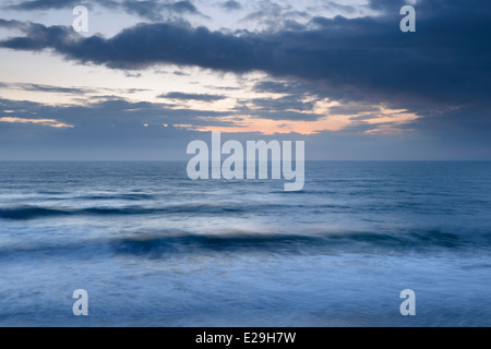 Un temps orageux/déménagement sur la mer près de Trebarwith Strand, Cornwall. Banque D'Images