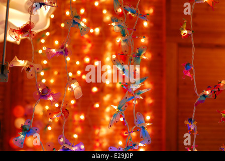 Lumières de Noël décorative à vendre à un décrochage du marché de Noël à Colmar, France Banque D'Images