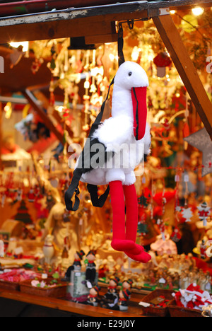 De l'emblématique adorable en peluche dans le ciconia Alsace Marché de Noël de Colmar, Alsace, France Banque D'Images