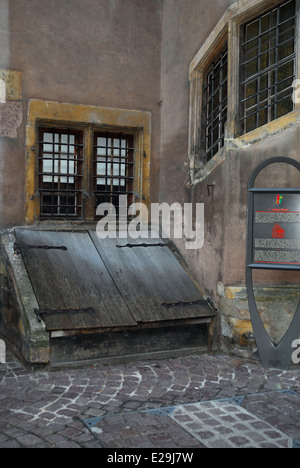 Des portes menant à une grotte et l'information touristique près de la Maison Pfister à Colmar, France Banque D'Images