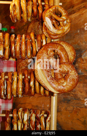 Les bretzels sur afficher dans une échoppe de marché de Noël à Colmar, Alsace, France Banque D'Images