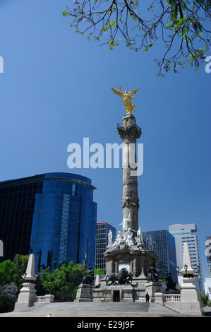 L'Ange de l'indépendance, officiellement connu sous le nom de colonne de la victoire sur un rond-point situé sur le Paseo de la Reforma. Banque D'Images