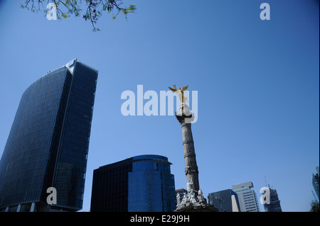 L'Ange de l'indépendance, officiellement connu sous le nom de colonne de la victoire sur un rond-point situé sur le Paseo de la Reforma. Banque D'Images